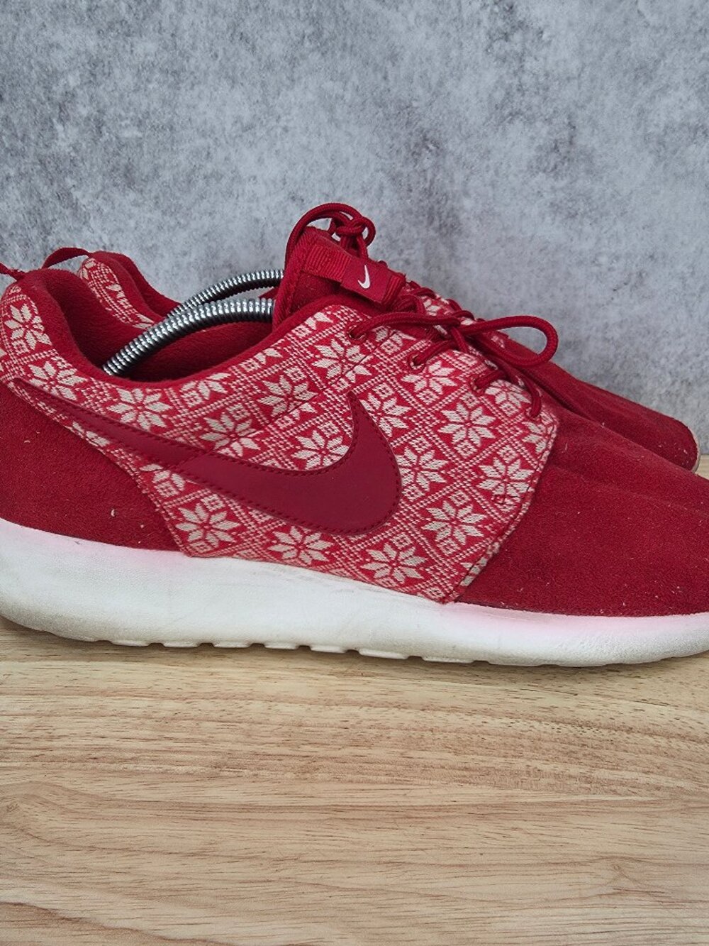 Nike Roshe One Winter Shoes Men's 11.5 Gym Red Holiday Yeti Sweater